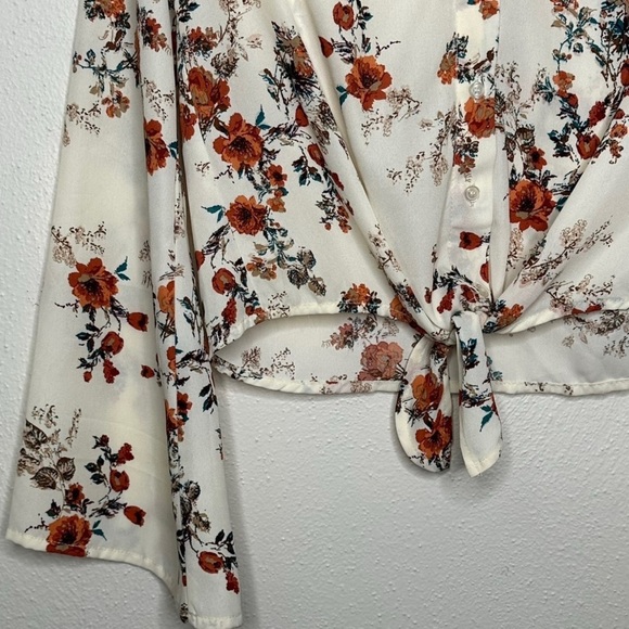NEW Floral Front Tie Fluted Bell‎ Sleeve Top Size Small​ - Picture 4 of 7